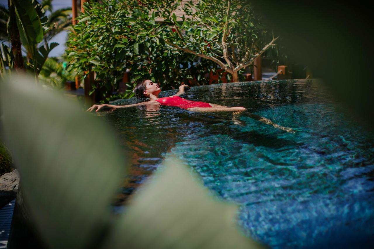 Amathus Beach Hotel Limassol Eksteriør billede A woman floating in a swimming pool