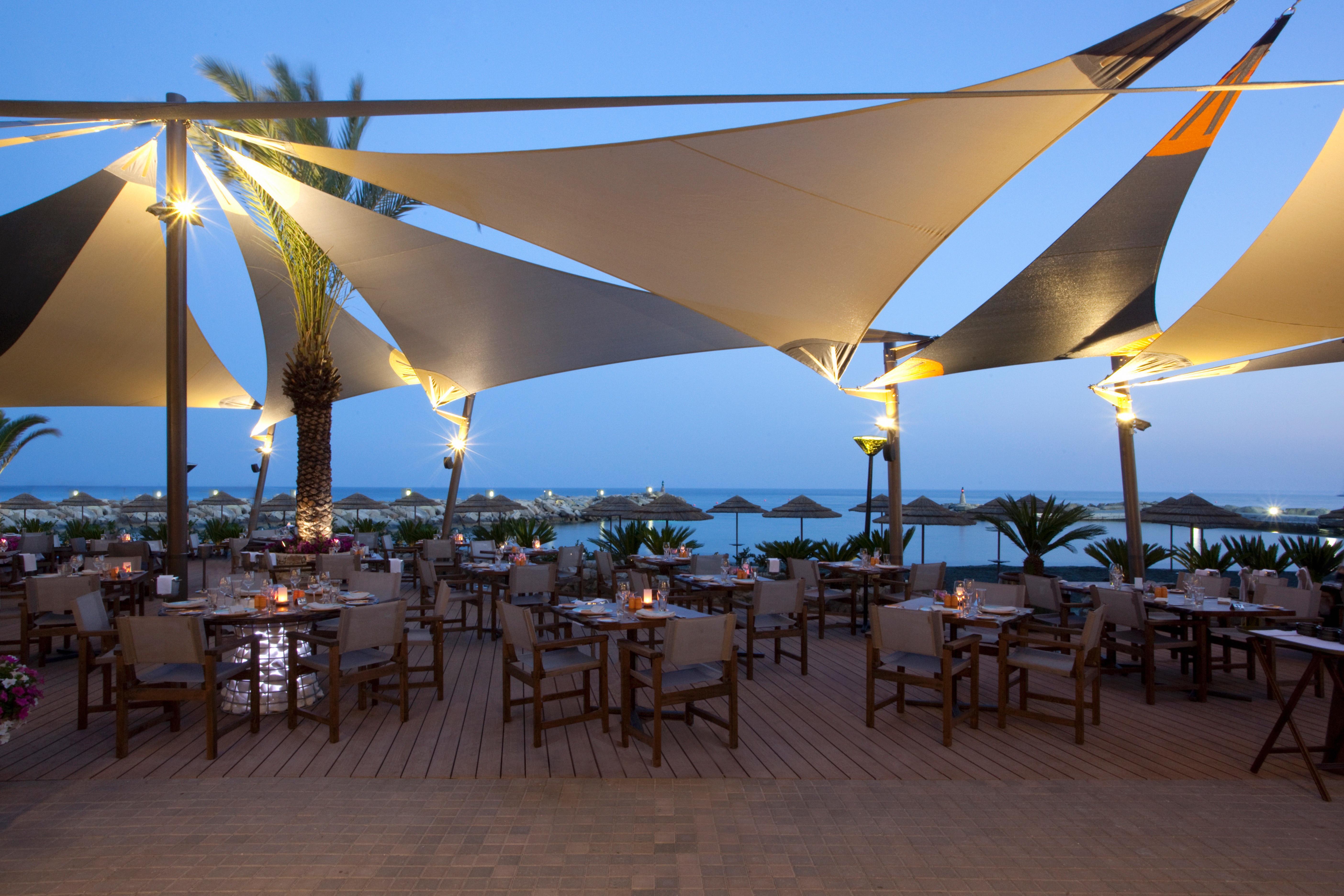 Amathus Beach Hotel Limassol Eksteriør billede The restaurant at the top of the hotel