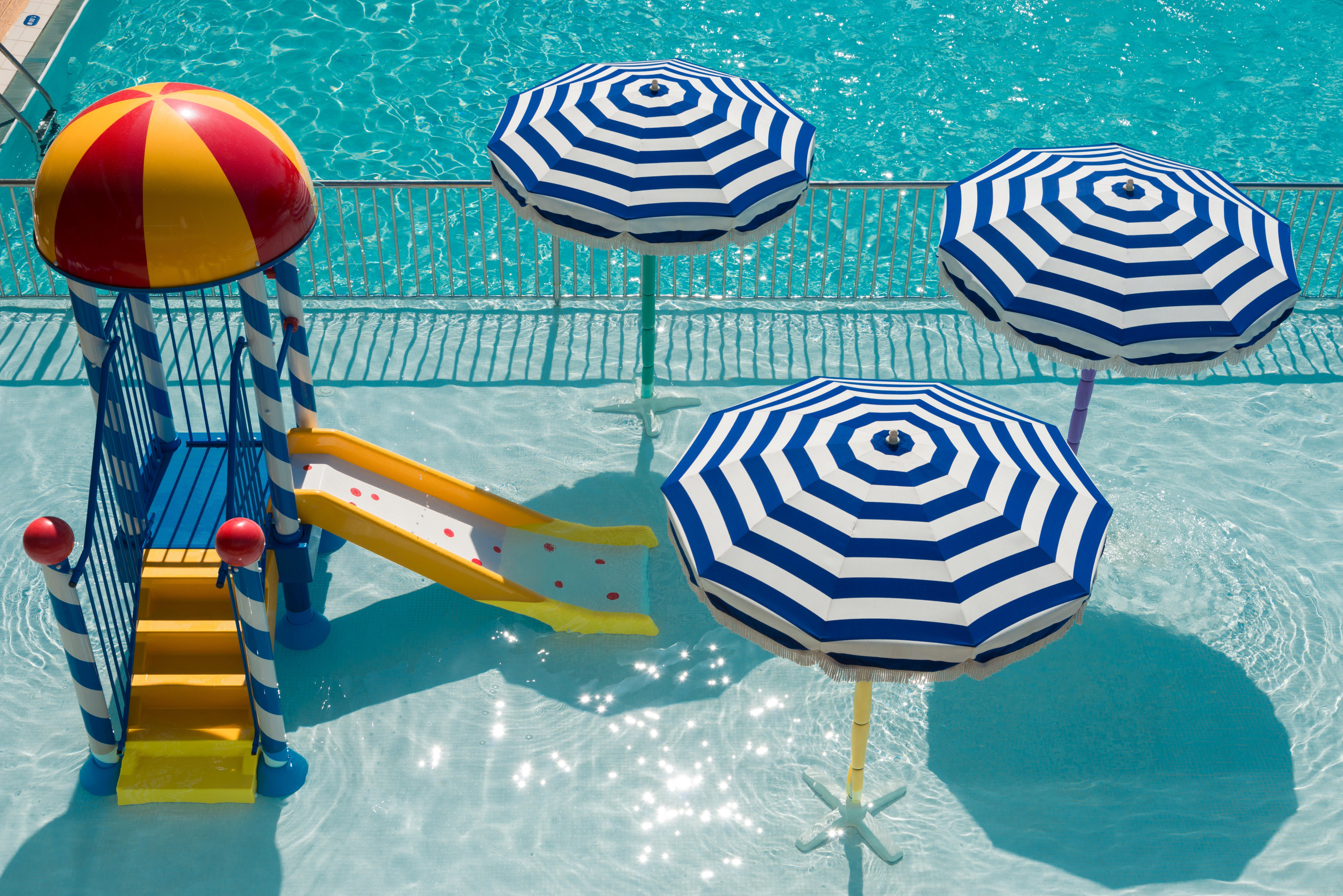Amathus Beach Hotel Limassol Eksteriør billede A pool umbrella