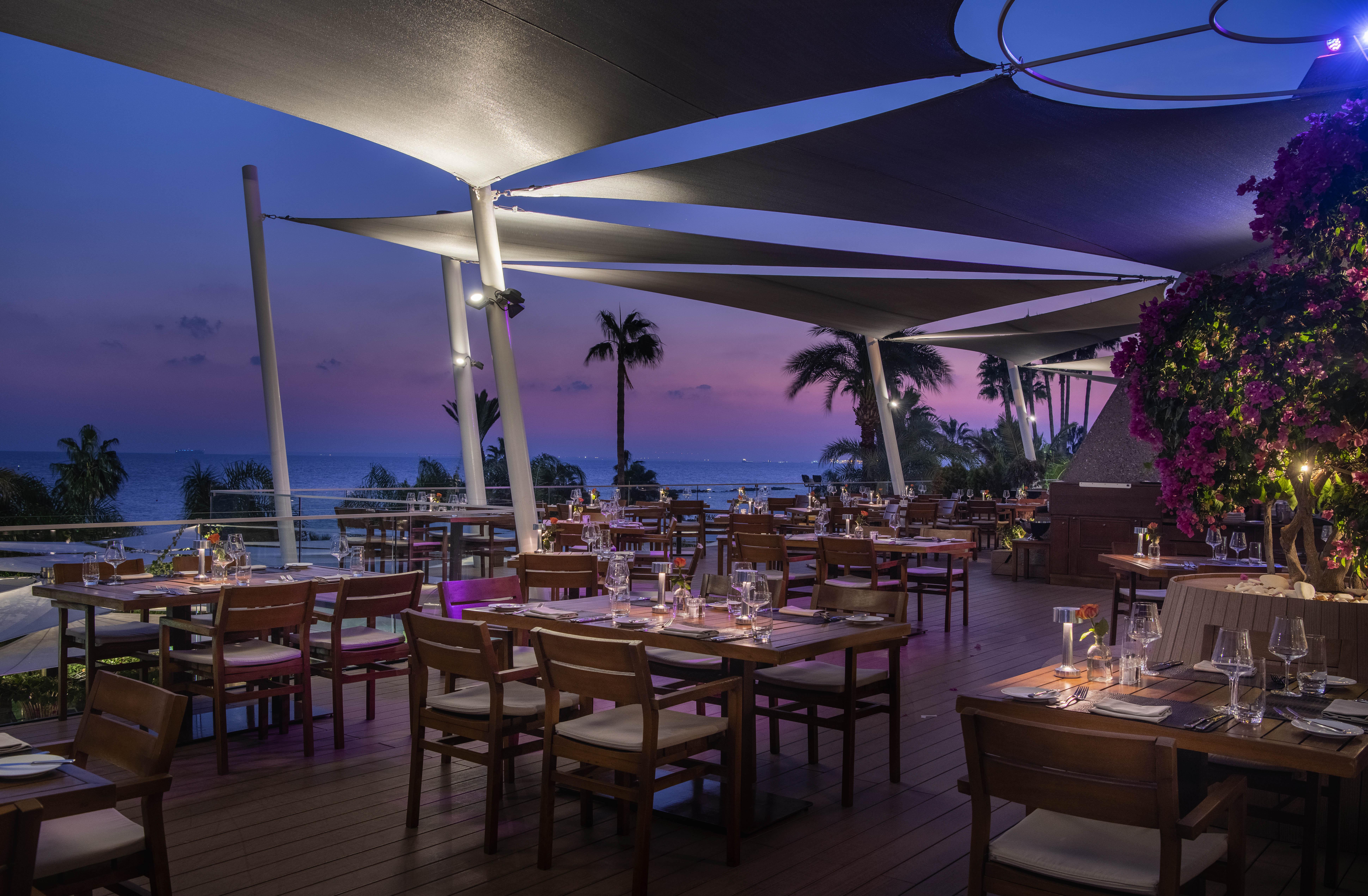 Amathus Beach Hotel Limassol Eksteriør billede The Deck at the Hilton Cancun Resort