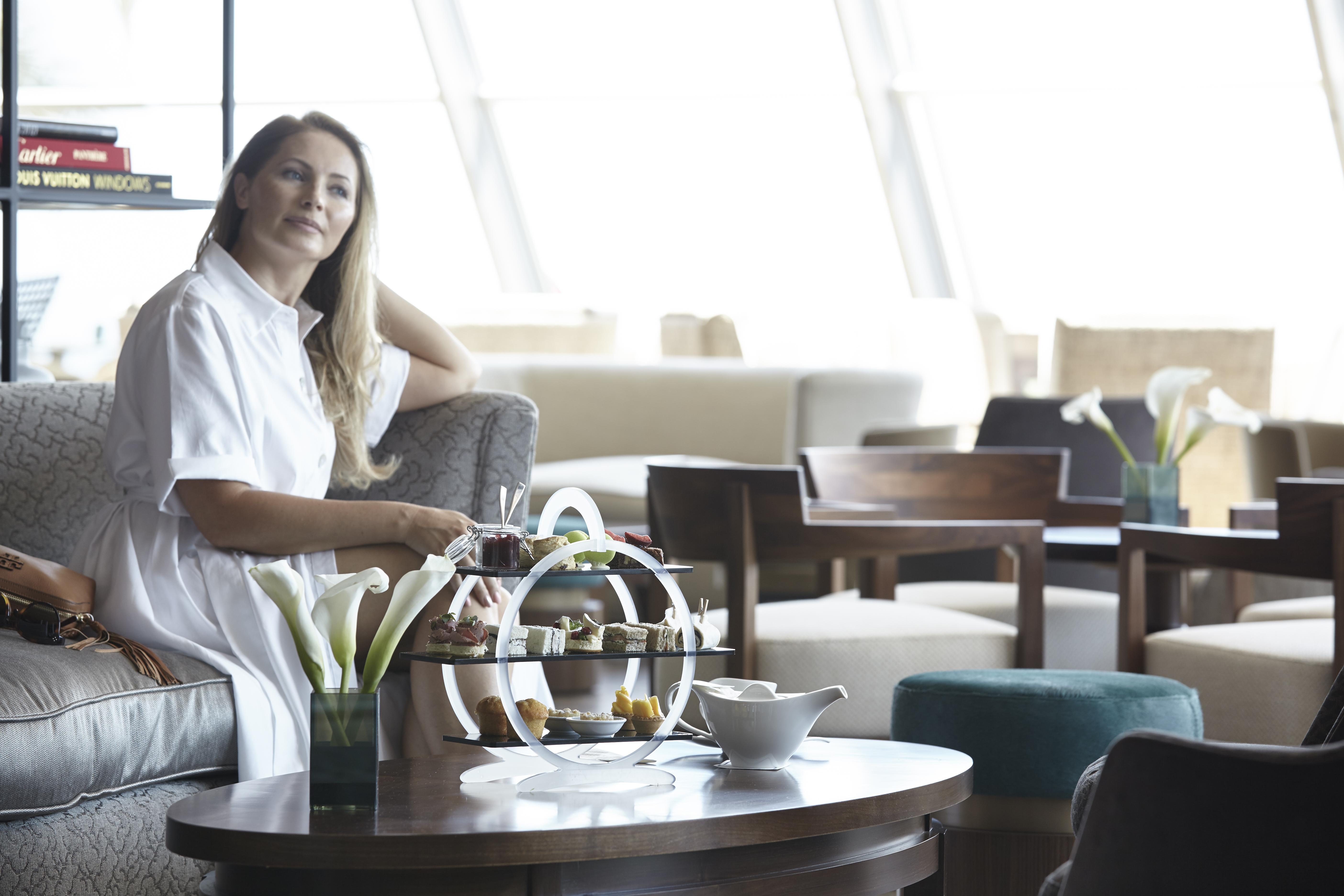 Amathus Beach Hotel Limassol Eksteriør billede A woman in the lounge