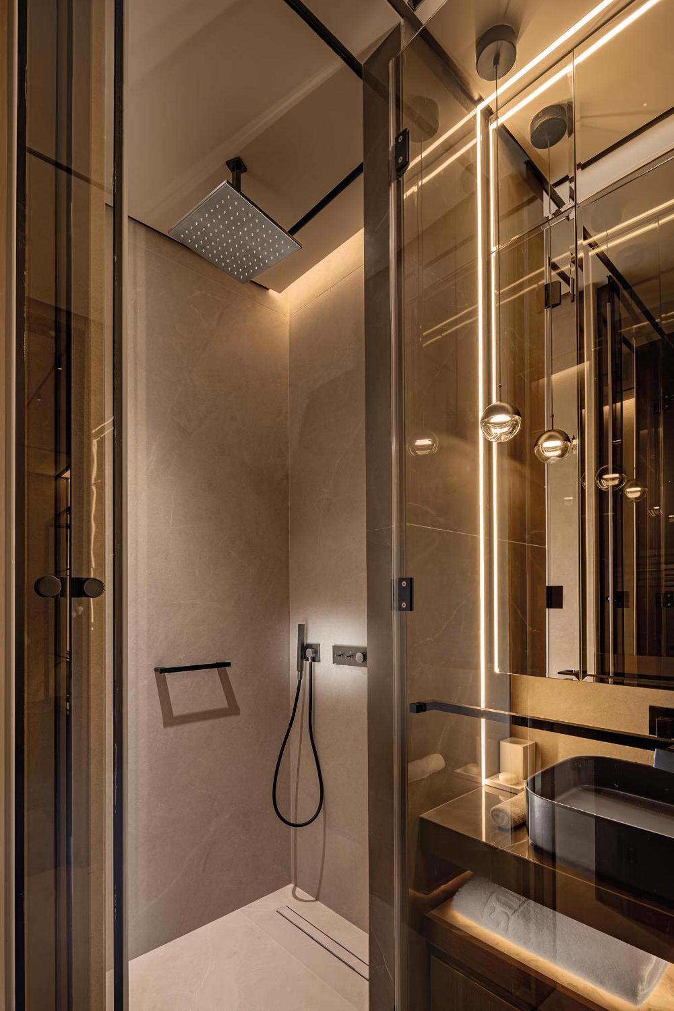 Amathus Beach Hotel Limassol Eksteriør billede A shower with a fixed shower head