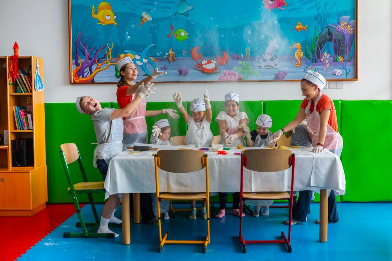 Amathus Beach Hotel Limassol Eksteriør billede Cooking lesson at the International School of Düsseldorf